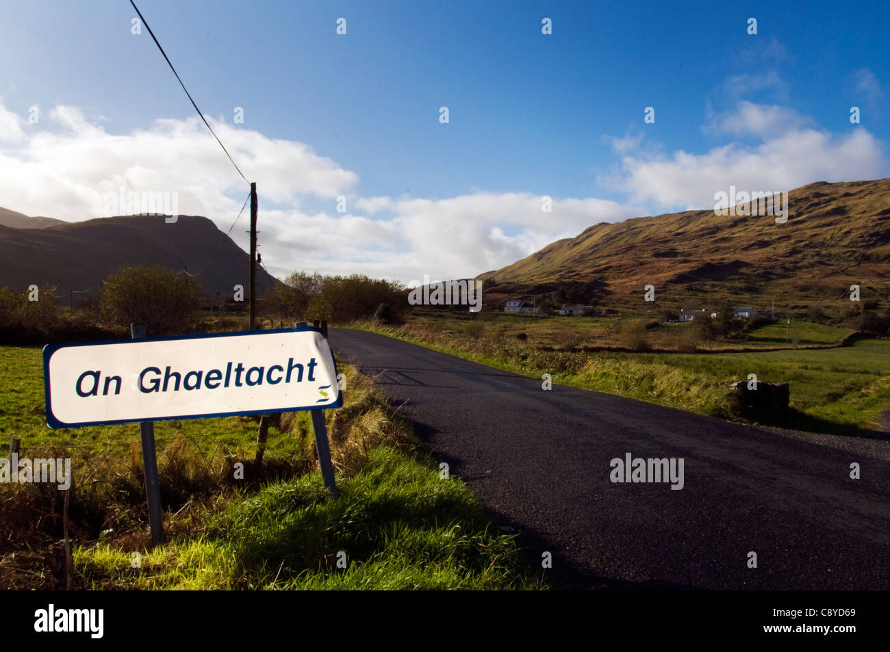 Un Ghaeltacht road sign panneau routier dans l'Irlande rurale Banque D'Images