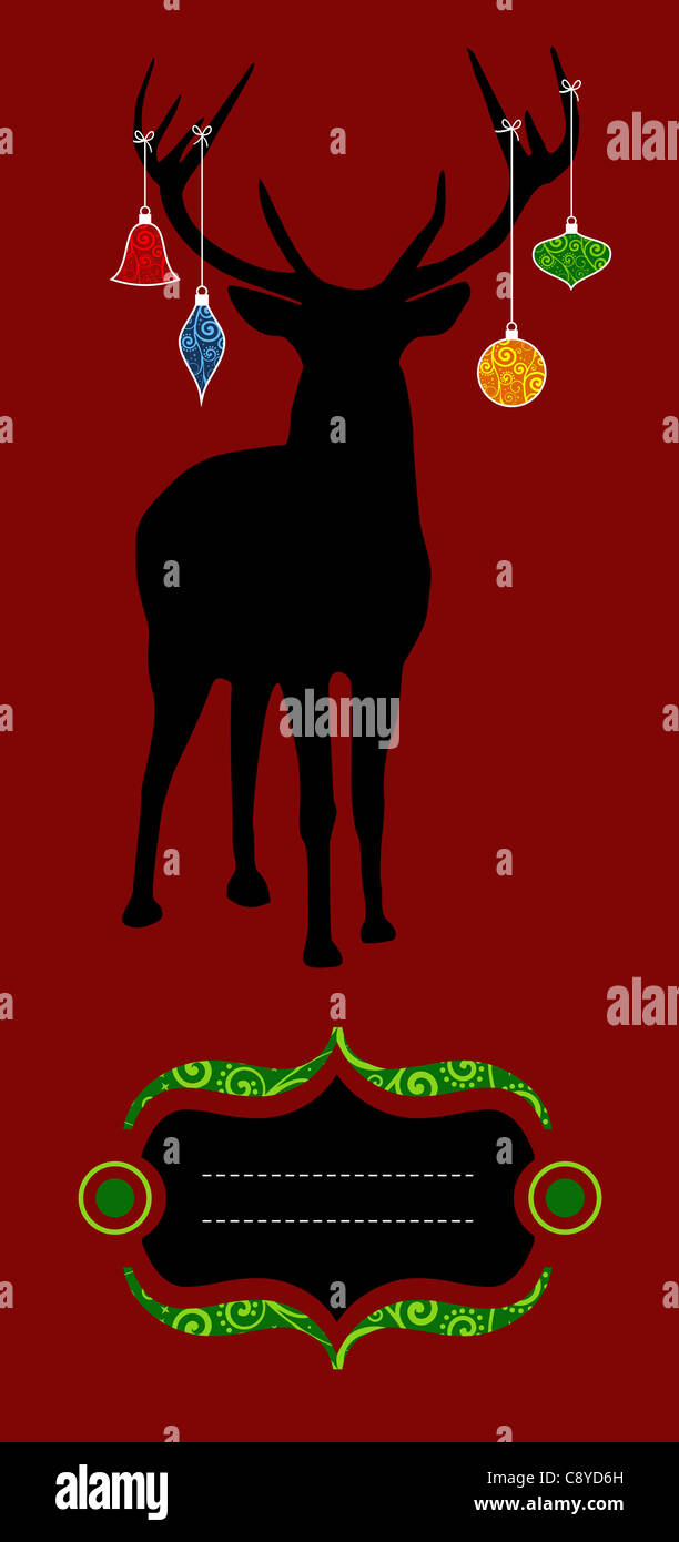 Silhouette de renne de Noël avec ses décorations pendus à son panache sur fond rouge. Prêt à être utilisé comme carte de Noël. Banque D'Images Silhouette de renne de Noël avec ses décorations pendus à son panache sur fond rouge. Prêt à être utilisé comme carte de Noël. Banque D'Images
