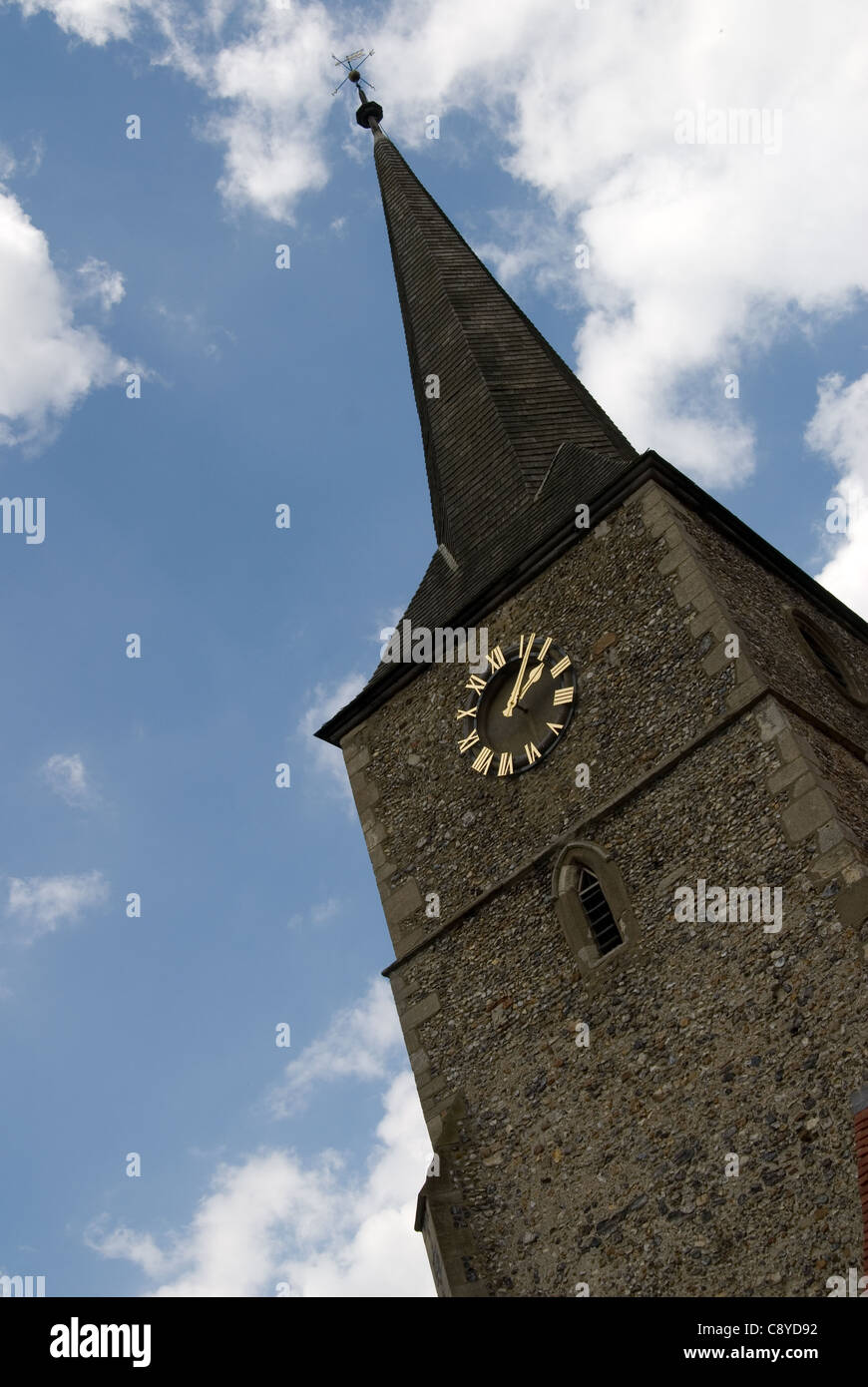 L'horloge de l'église et sa flèche sur un jour d'été Banque D'Images