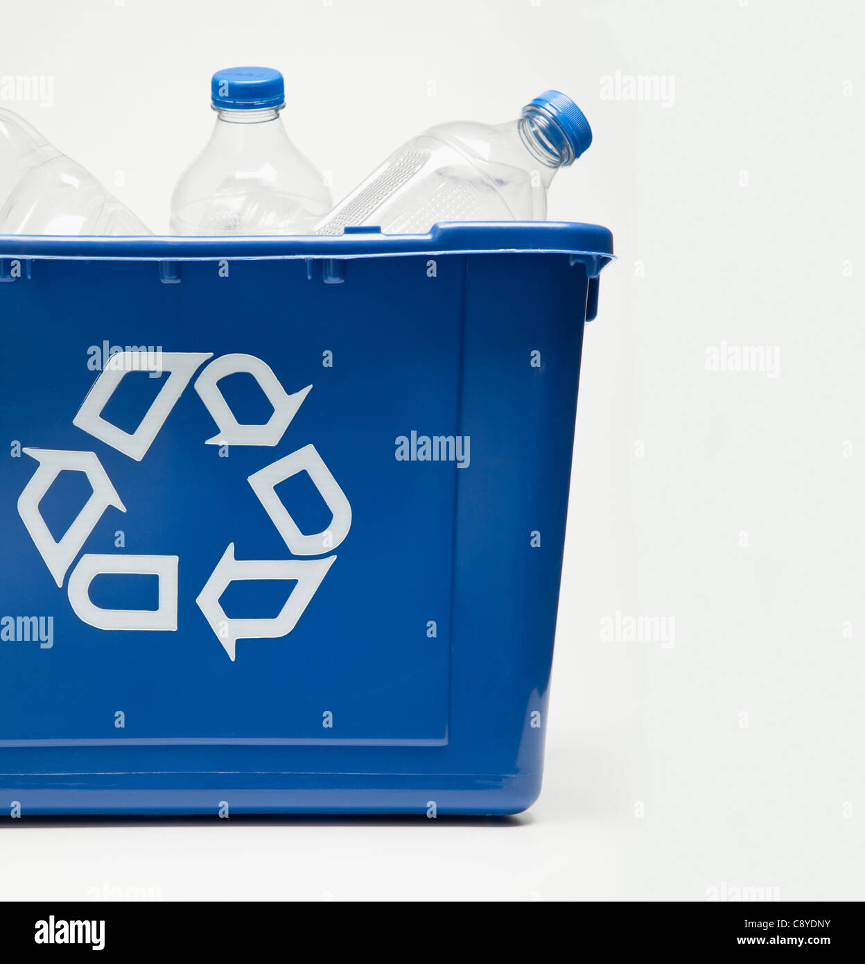 Bac de recyclage avec des bouteilles en plastique, studio shot Banque D'Images