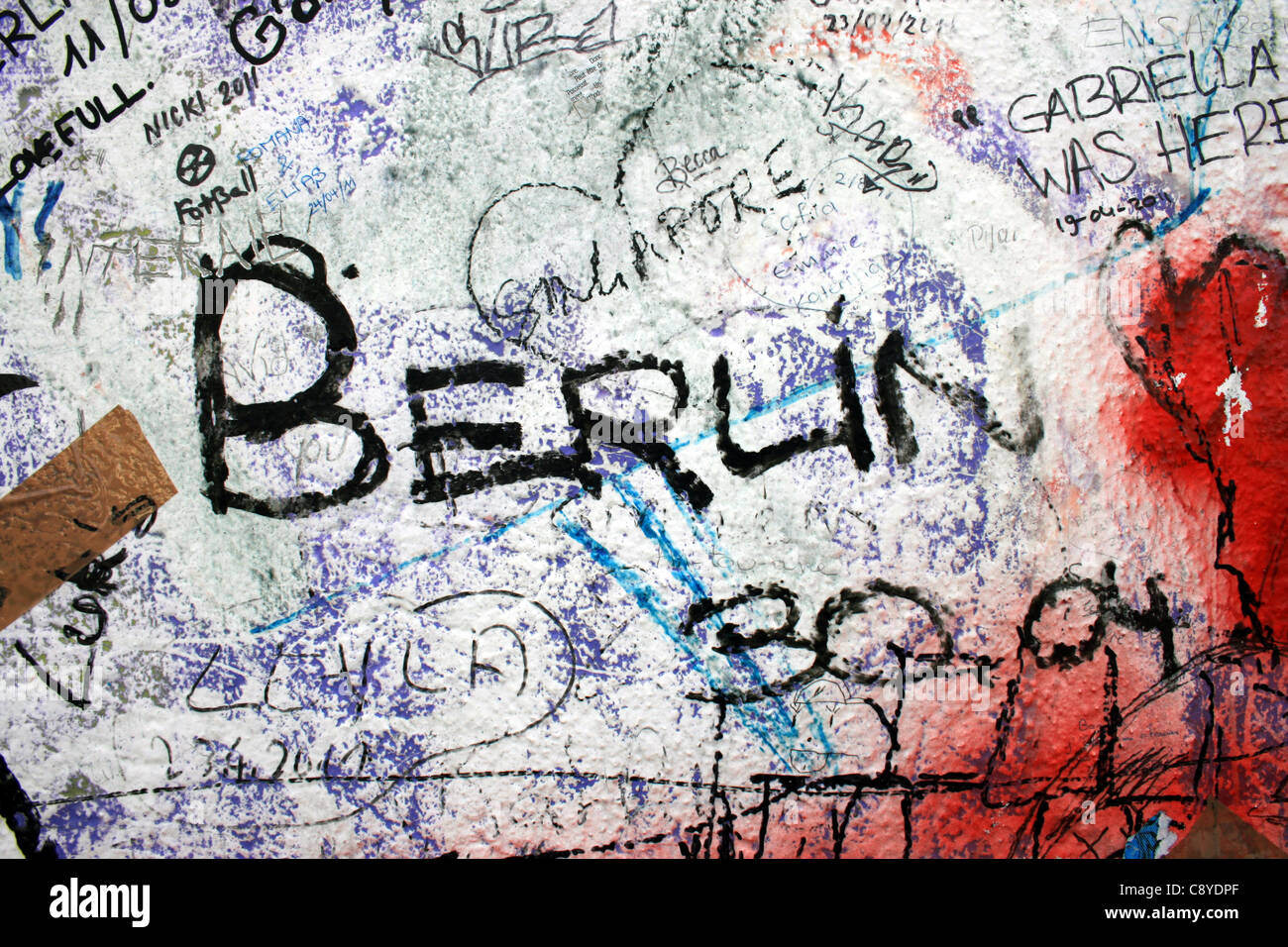 Un graffiti sur le mur de Berlin. Banque D'Images