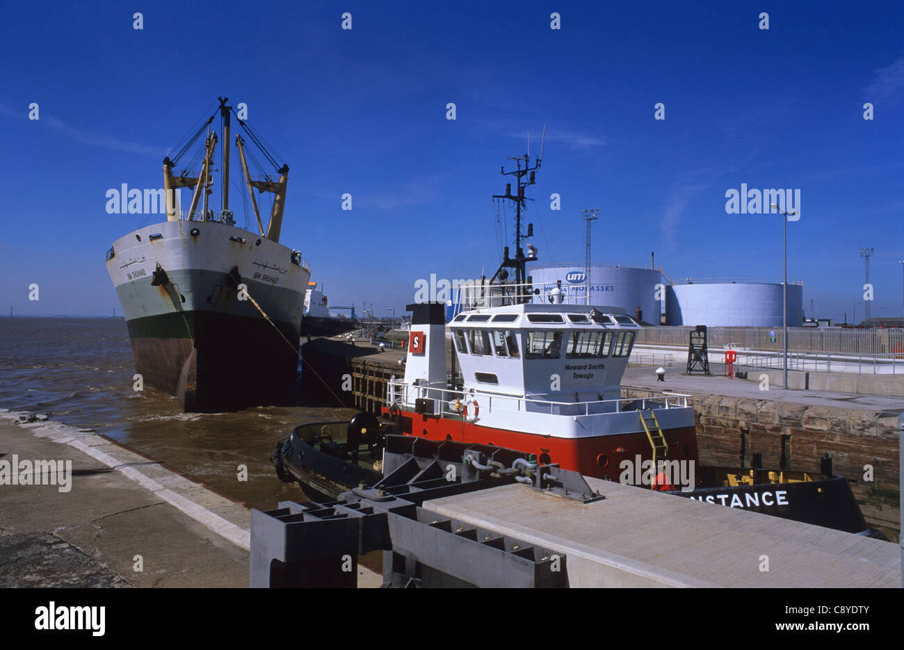 Bateau remorqueur cargo de remorquage dans la serrure au port de Hull Hull docks uk Banque D'Images