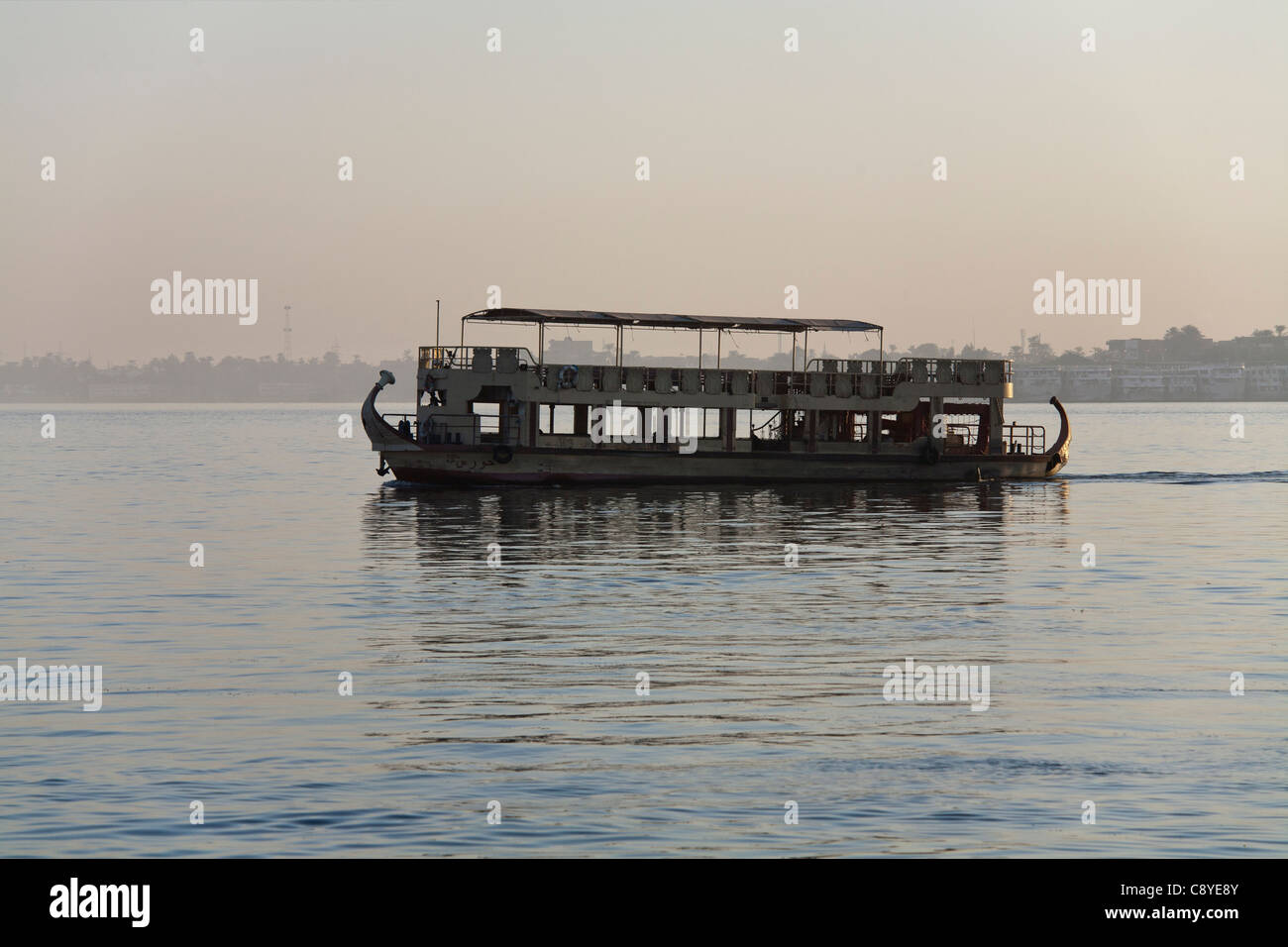 Le Nil Louxor mi ferry local river au coucher du soleil, Luxor, Egypte Afrique Banque D'Images