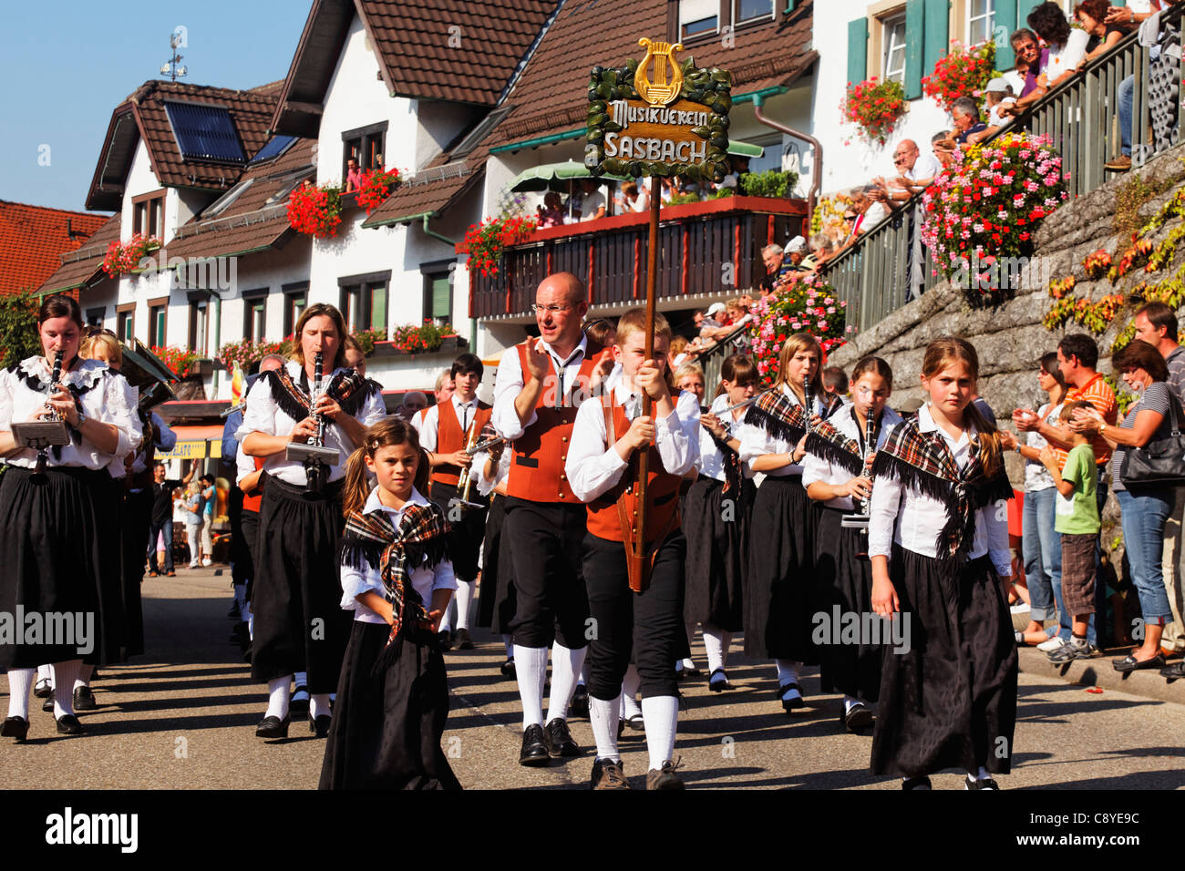 Parade de costumes traditionnels, Sasbachwalden, Forêt-Noire, Bade-Wurtemberg, Allemagne Banque D'Images