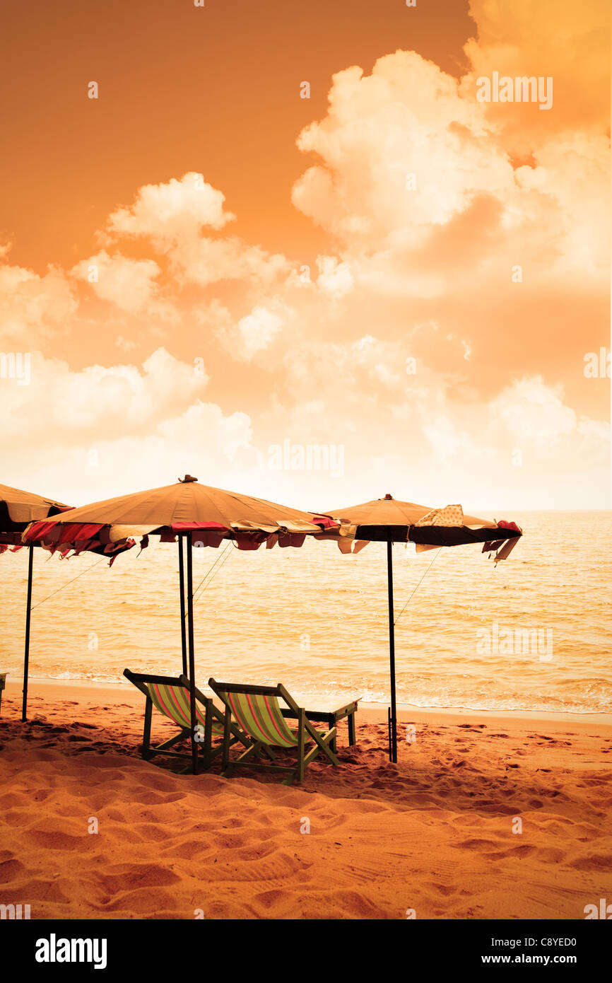 Chaises longues et parasols à la plage de sable fin sépia Photo Stock -  Alamy