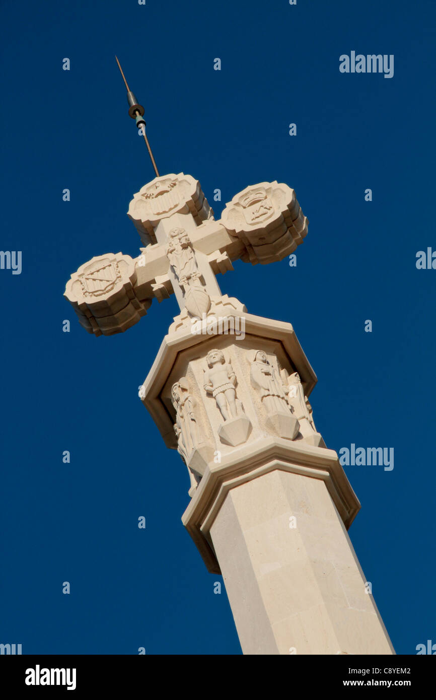 Monument croix sur sky à Santa Ponca, symbole roi Jaime primero landing in Santa Ponsa, Mallorca, Iles Baléares, Calvia, Espagne Banque D'Images