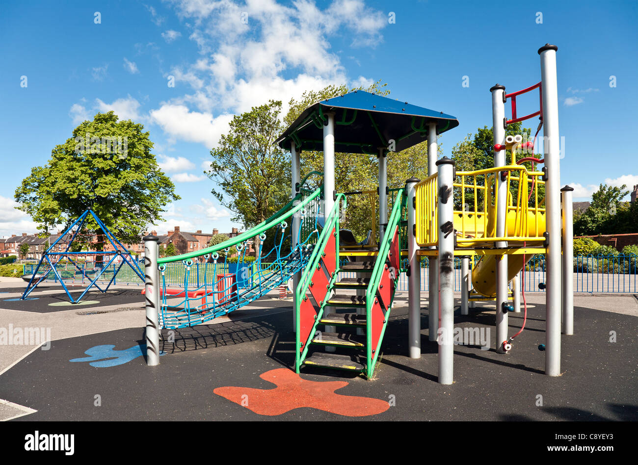 Une aire de jeux pour enfants colorés sur park Banque D'Images
