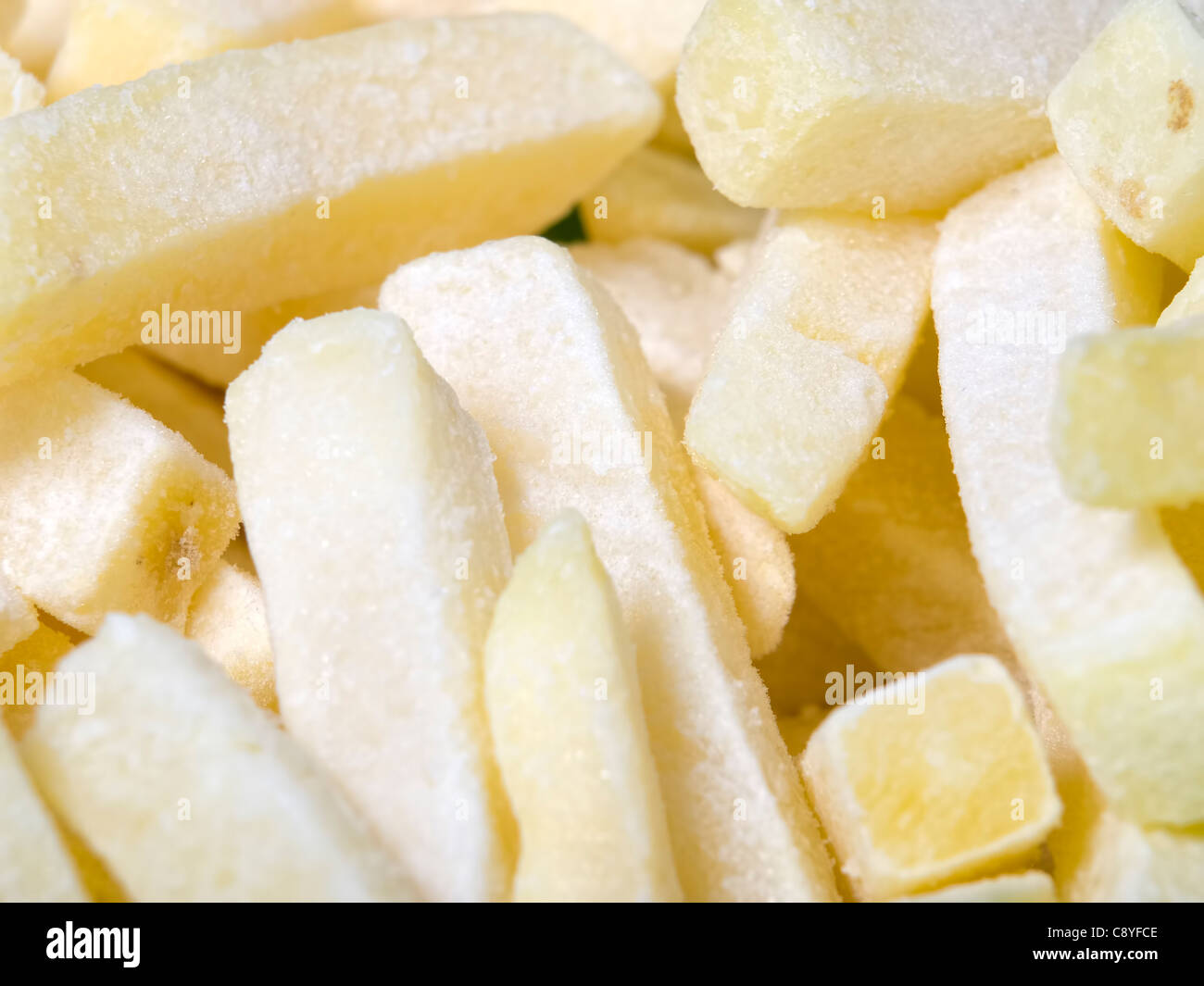 Vue rapprochée de la matière première et les frites surgelées. Banque D'Images