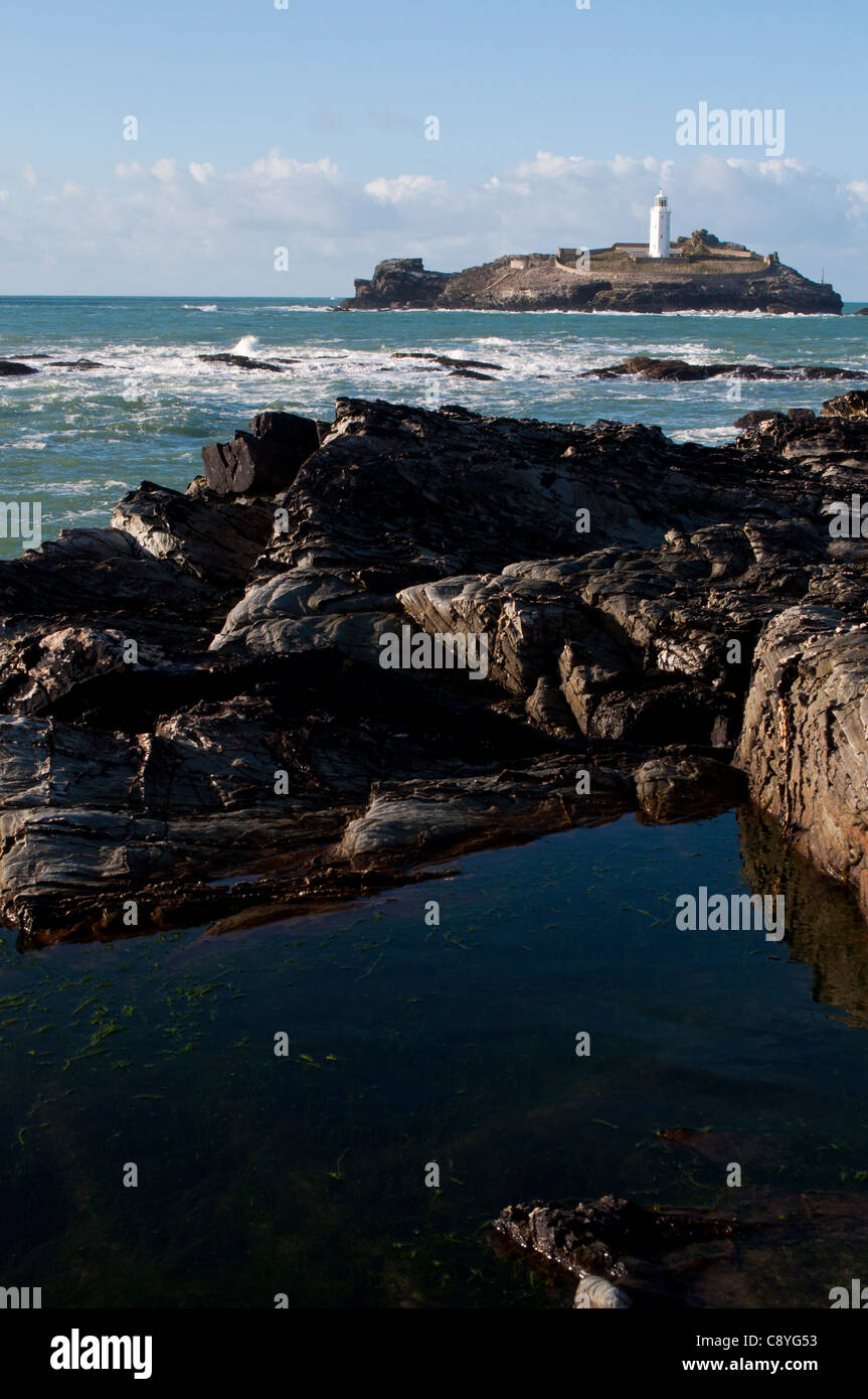 Godrevy lighthouse avec un rockpool Banque D'Images