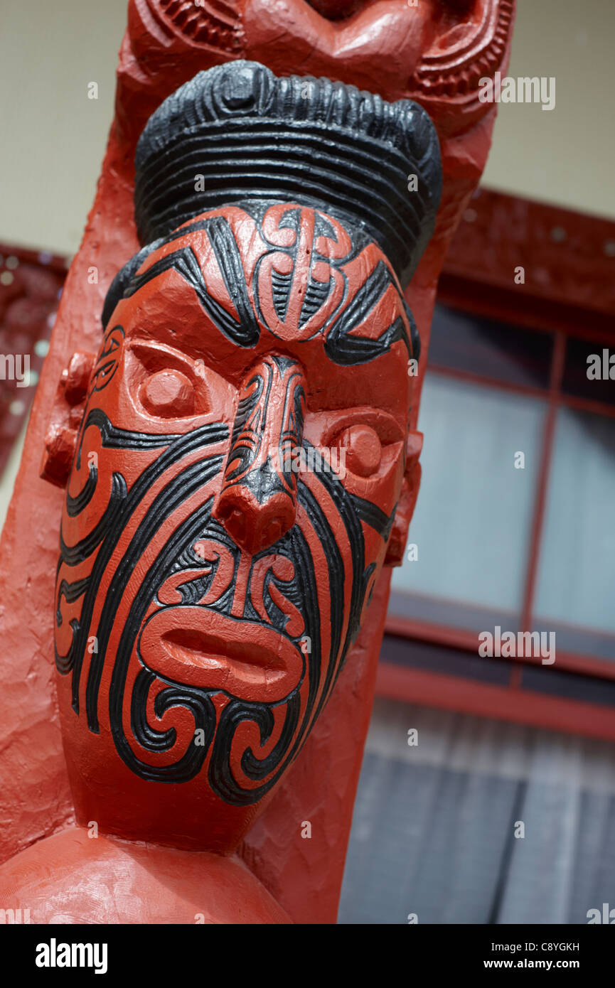 Visage Maori carving. Village thermal de Whakarewarewa, île du Nord, Nouvelle-Zélande Banque D'Images