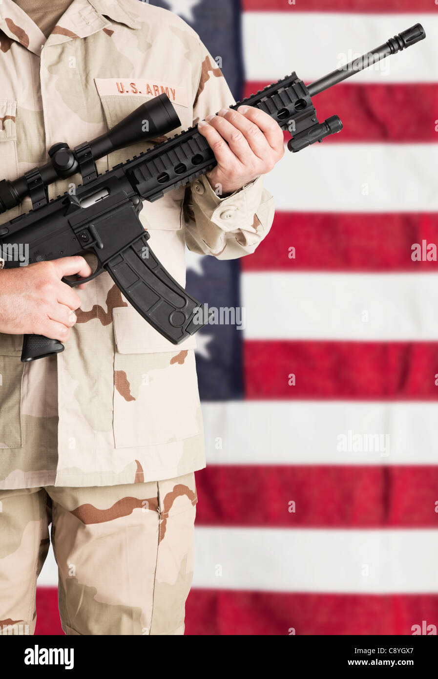 Portrait de soldat avec machine gun debout contre l'Américain, mid section Banque D'Images