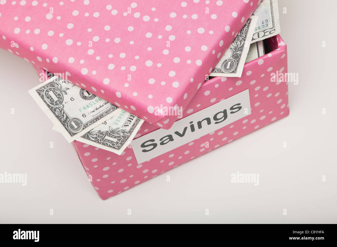 Studio shot of pink box avec des billets en euros Banque D'Images