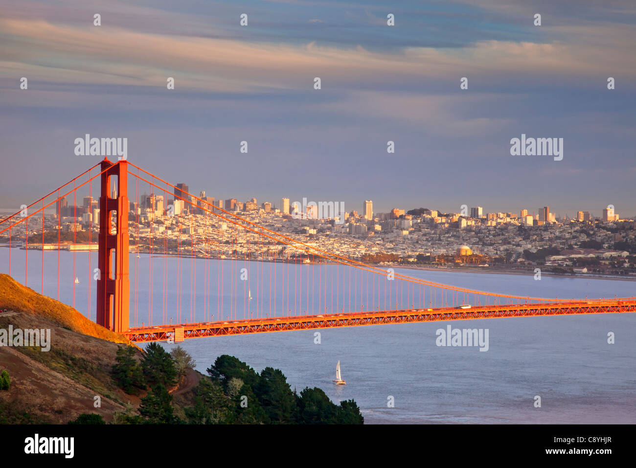 Derniers rayons de soleil qui brille sur le Golden Gate Bridge, San Francisco, California USA Banque D'Images