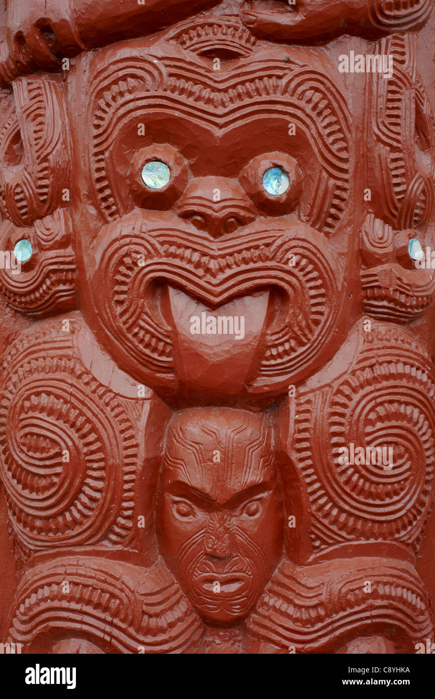 Visage Maori carvings. Village thermal de Whakarewarewa, île du Nord, Nouvelle-Zélande Banque D'Images