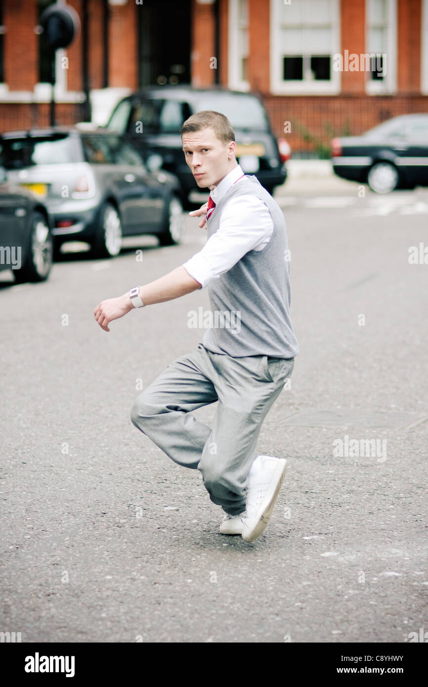 Jeune homme de la Russie danse sur la route à Chelsea Banque D'Images