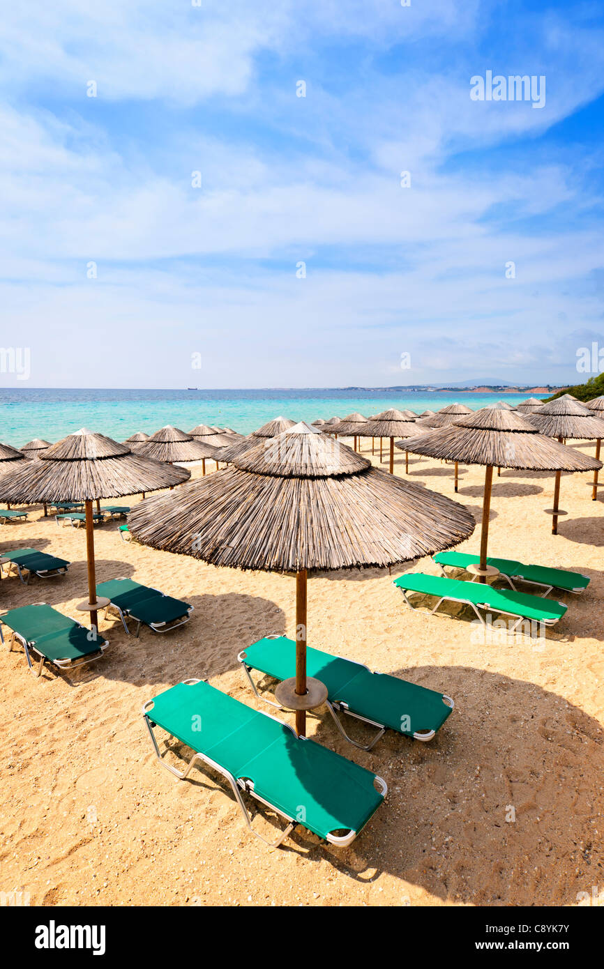 Parasols sur sandy resort coast en Grèce Banque D'Images