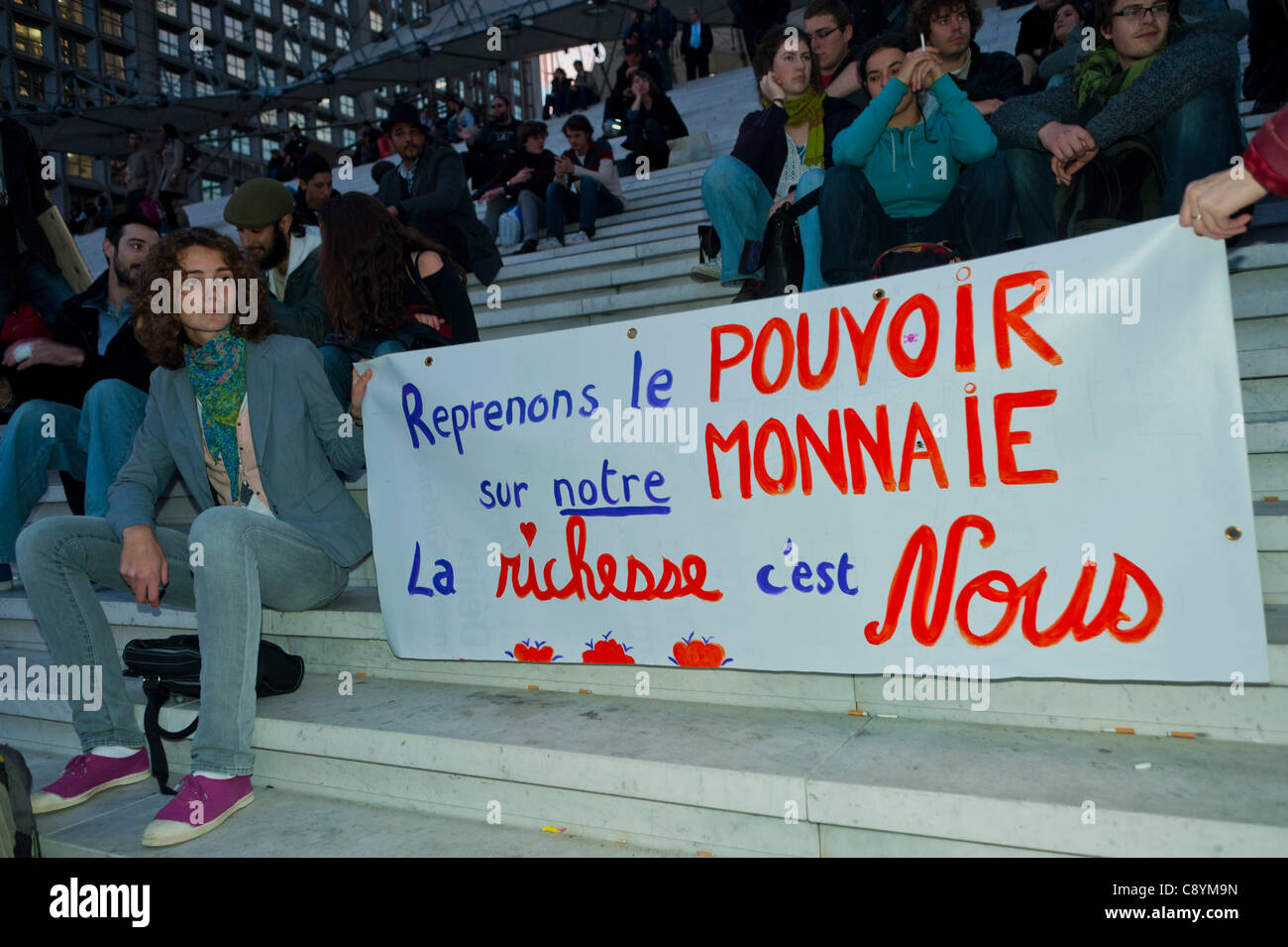 Paris, France, manifestation « Occupy la Défense », contre la cupidité des entreprises et la corruption du gouvernement, les Français ont des signes de protestation. Banque D'Images