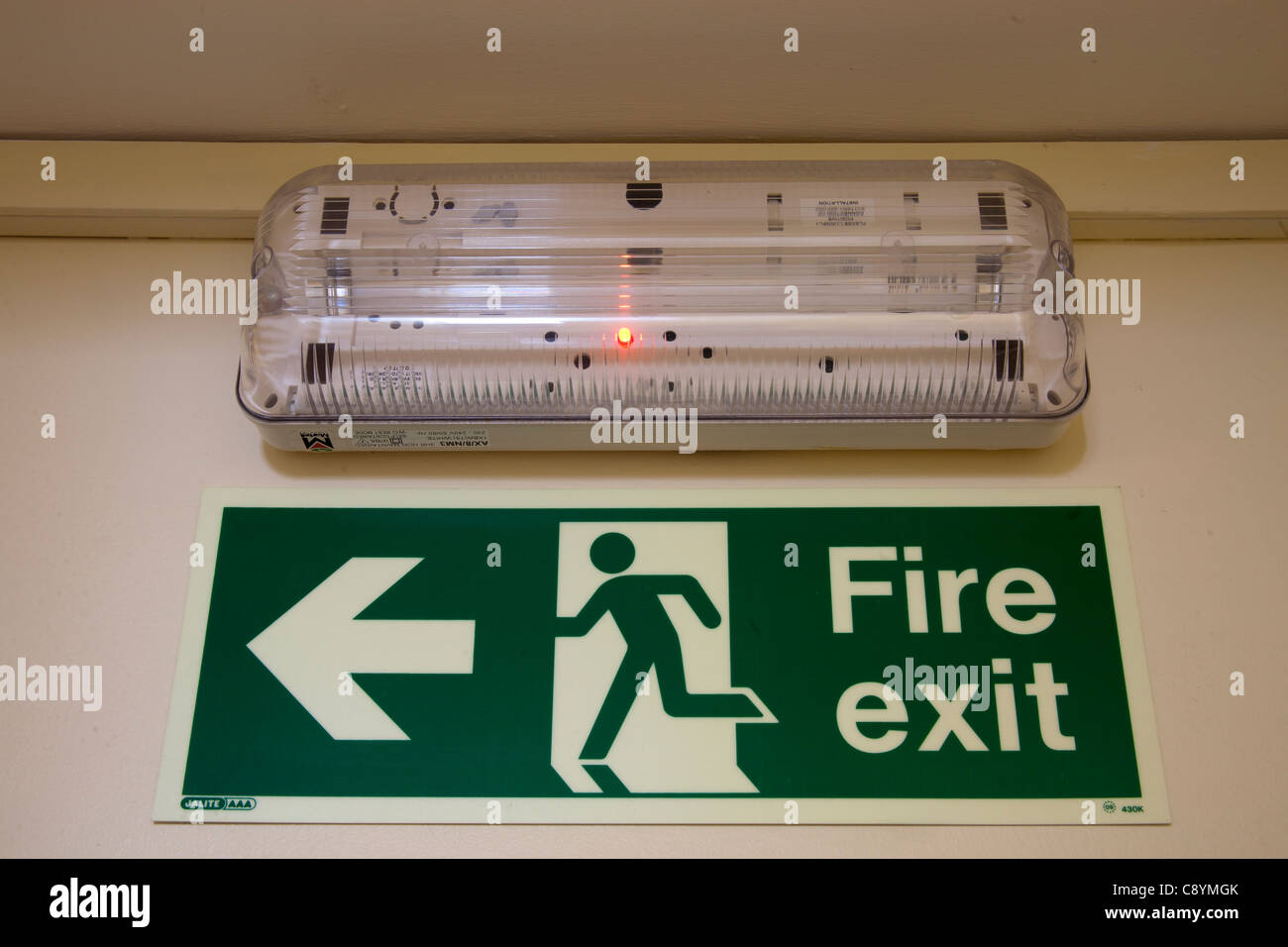 La sortie d'urgence d'un éclairage d'une enseigne de sortie feu lumineux Banque D'Images