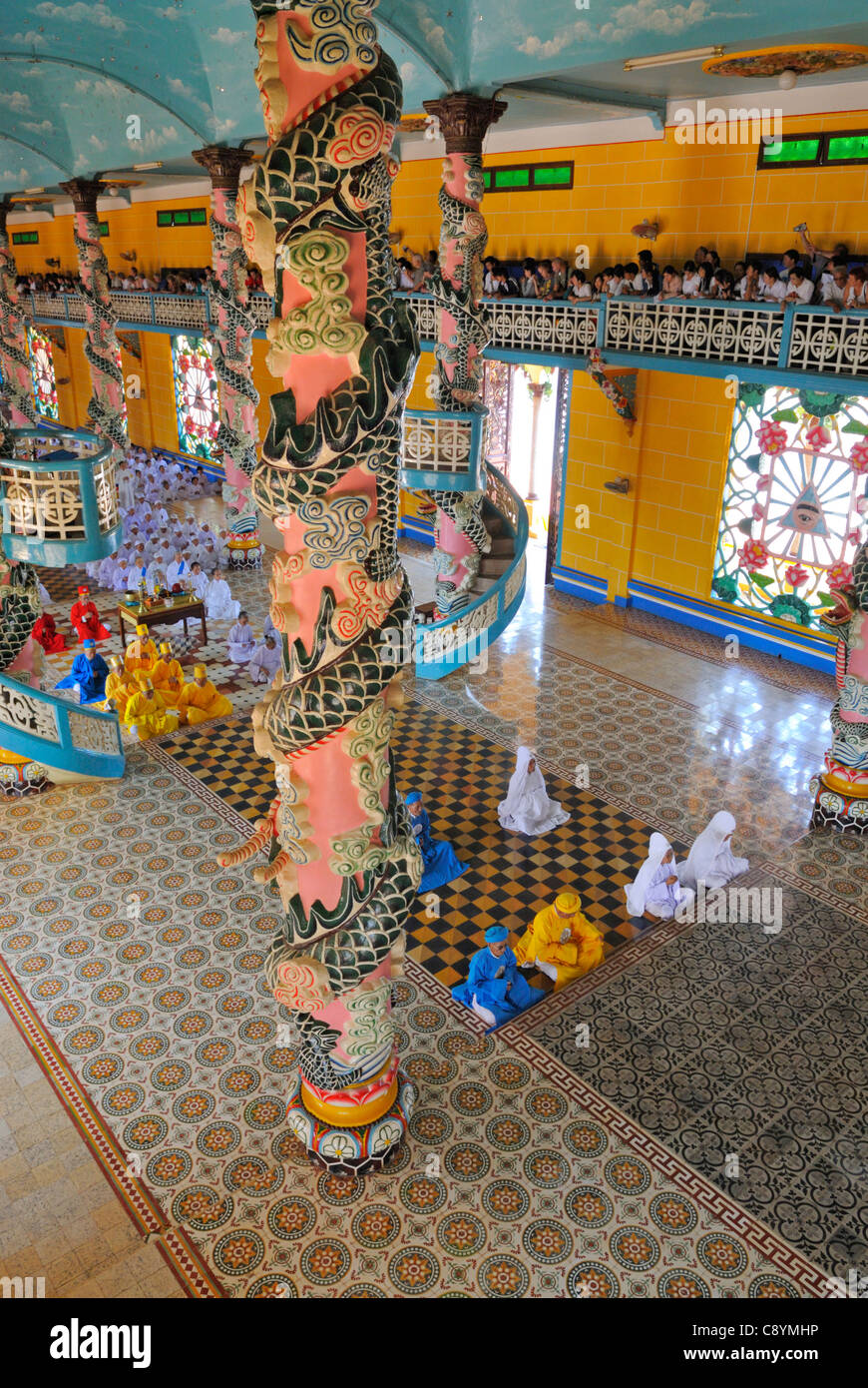 L'Asie, Vietnam, Tay Ninh, nr. Ho Chi Minh Ville (Saigon). Saint-siège caodaïste de Tay Ninh. Les Cao Dai cérémonie dans la salle de prière de t... Banque D'Images