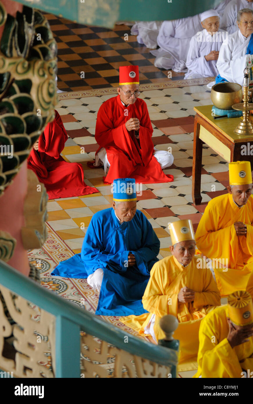 L'Asie, Vietnam, Tay Ninh, nr. Ho Chi Minh Ville (Saigon). Saint-siège caodaïste de Tay Ninh. Les Cao Dai cérémonie dans la salle de prière de t... Banque D'Images