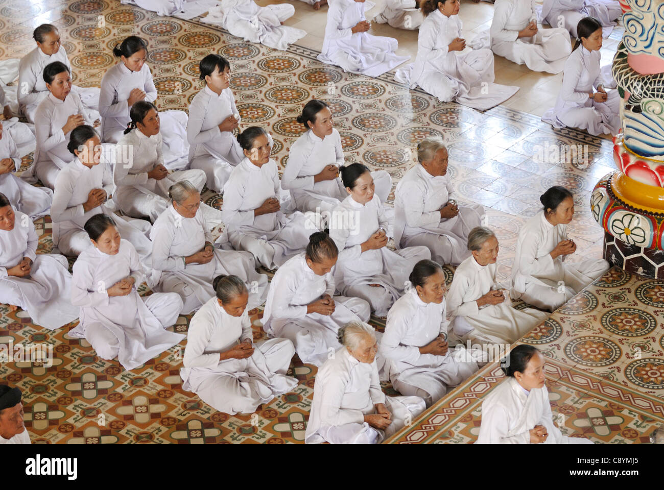 L'Asie, Vietnam, Tay Ninh, nr. Ho Chi Minh Ville (Saigon). Saint-siège caodaïste de Tay Ninh. Les Cao Dai cérémonie dans la salle de prière de t... Banque D'Images