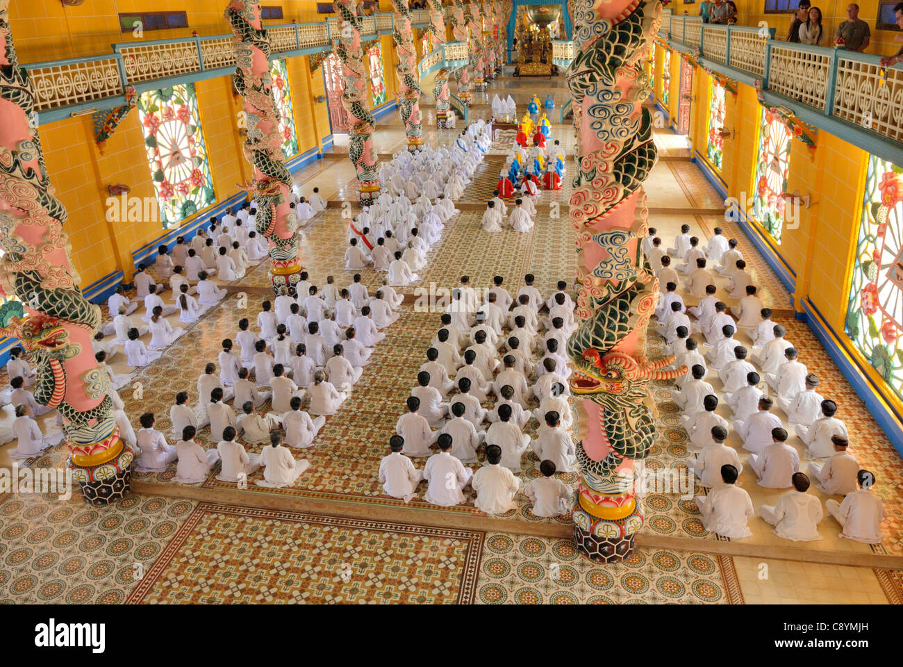 L'Asie, Vietnam, Tay Ninh, nr. Ho Chi Minh Ville (Saigon). Saint-siège caodaïste de Tay Ninh. Les Cao Dai cérémonie dans la salle de prière de t... Banque D'Images