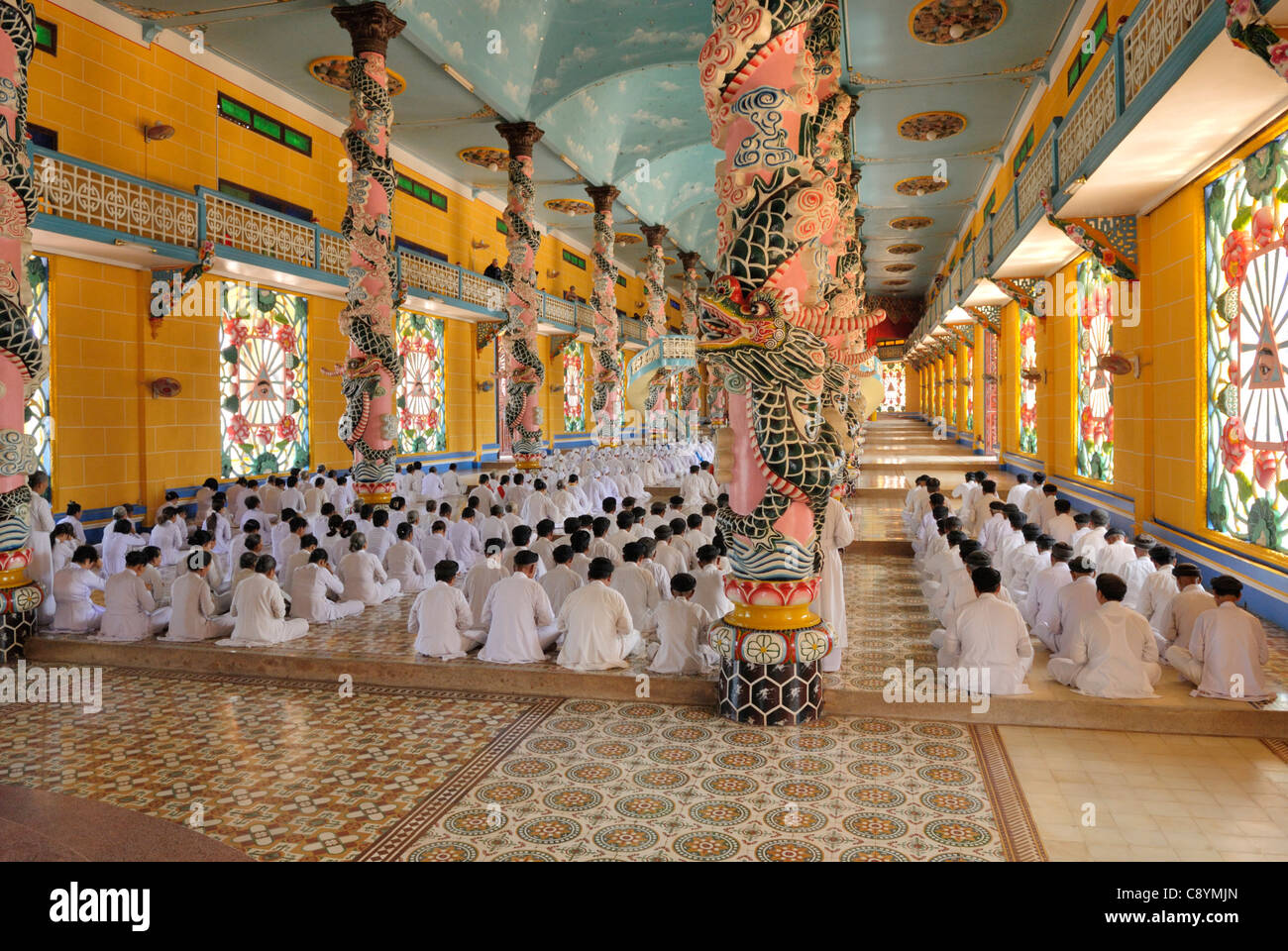 L'Asie, Vietnam, Tay Ninh, nr. Ho Chi Minh Ville (Saigon). Saint-siège caodaïste de Tay Ninh. Les Cao Dai cérémonie dans la salle de prière de t... Banque D'Images