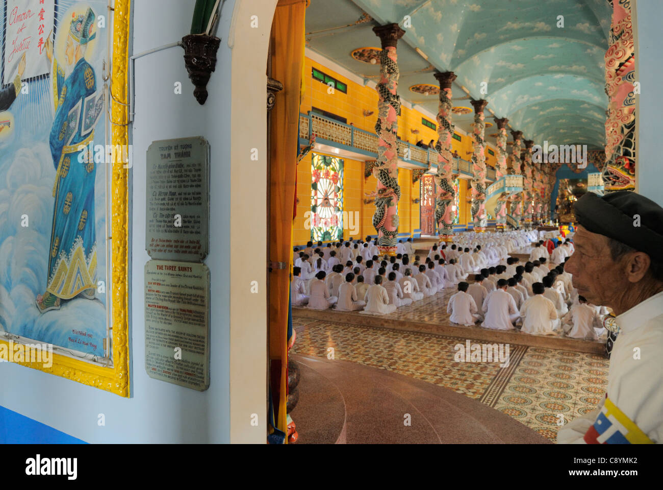 L'Asie, Vietnam, Tay Ninh, nr. Ho Chi Minh Ville (Saigon). Saint-siège caodaïste de Tay Ninh. Les Cao Dai cérémonie dans la salle de prière de t... Banque D'Images