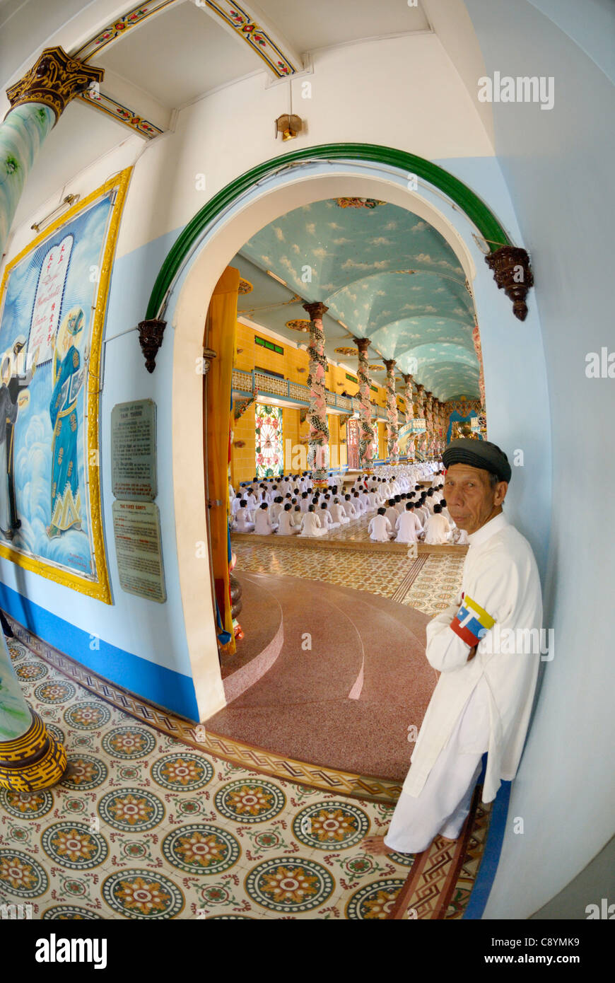 L'Asie, Vietnam, Tay Ninh, nr. Ho Chi Minh Ville (Saigon). Saint-siège caodaïste de Tay Ninh. Les Cao Dai cérémonie dans la salle de prière de t... Banque D'Images