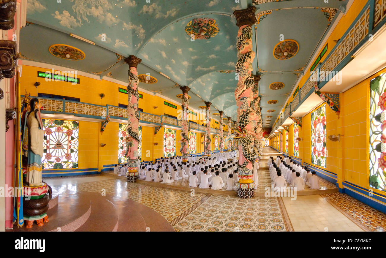 L'Asie, Vietnam, Tay Ninh, nr. Ho Chi Minh Ville (Saigon). Saint-siège caodaïste de Tay Ninh. Les Cao Dai cérémonie dans la salle de prière de t... Banque D'Images