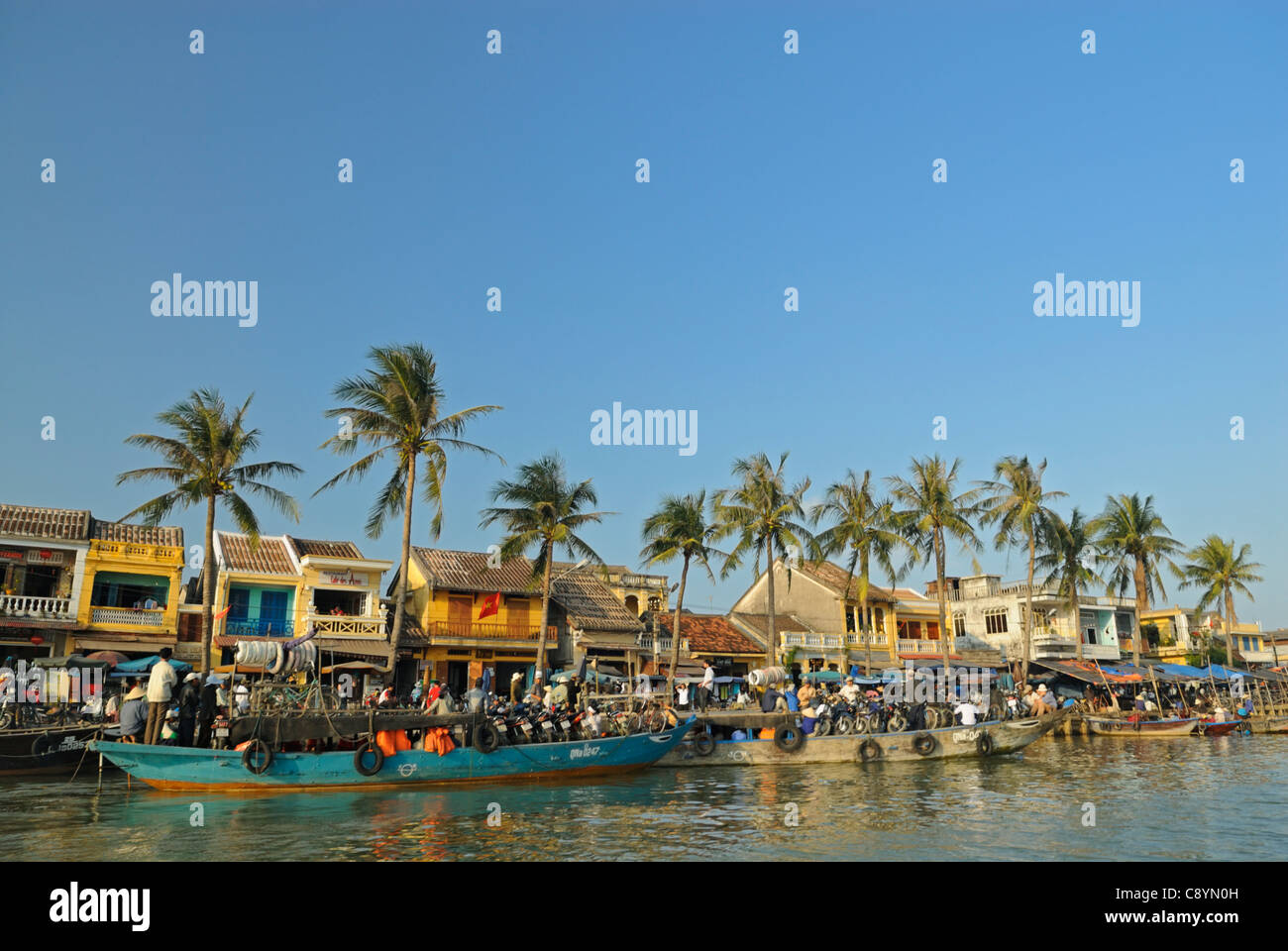 L'Asie, Vietnam, Hoi An. Hoi An old quarter. Surplombant le quartier animé de Saint Bach Dang river promenade et de la jetée de la ri Thu Bon... Banque D'Images
