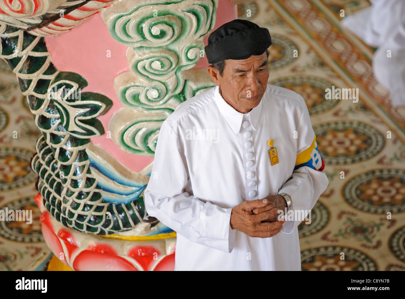 L'Asie, Vietnam, Tay Ninh, nr. Ho Chi Minh Ville (Saigon). Saint-siège caodaïste de Tay Ninh. Les Cao Dai cérémonie dans la salle de prière de t... Banque D'Images