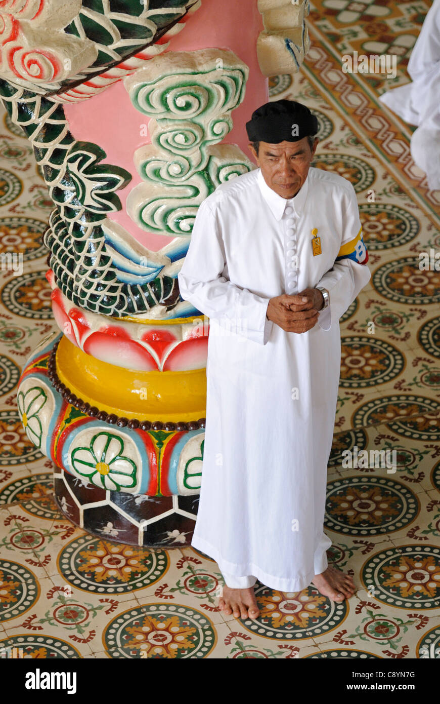 L'Asie, Vietnam, Tay Ninh, nr. Ho Chi Minh Ville (Saigon). Saint-siège caodaïste de Tay Ninh. Les Cao Dai cérémonie dans la salle de prière de t... Banque D'Images