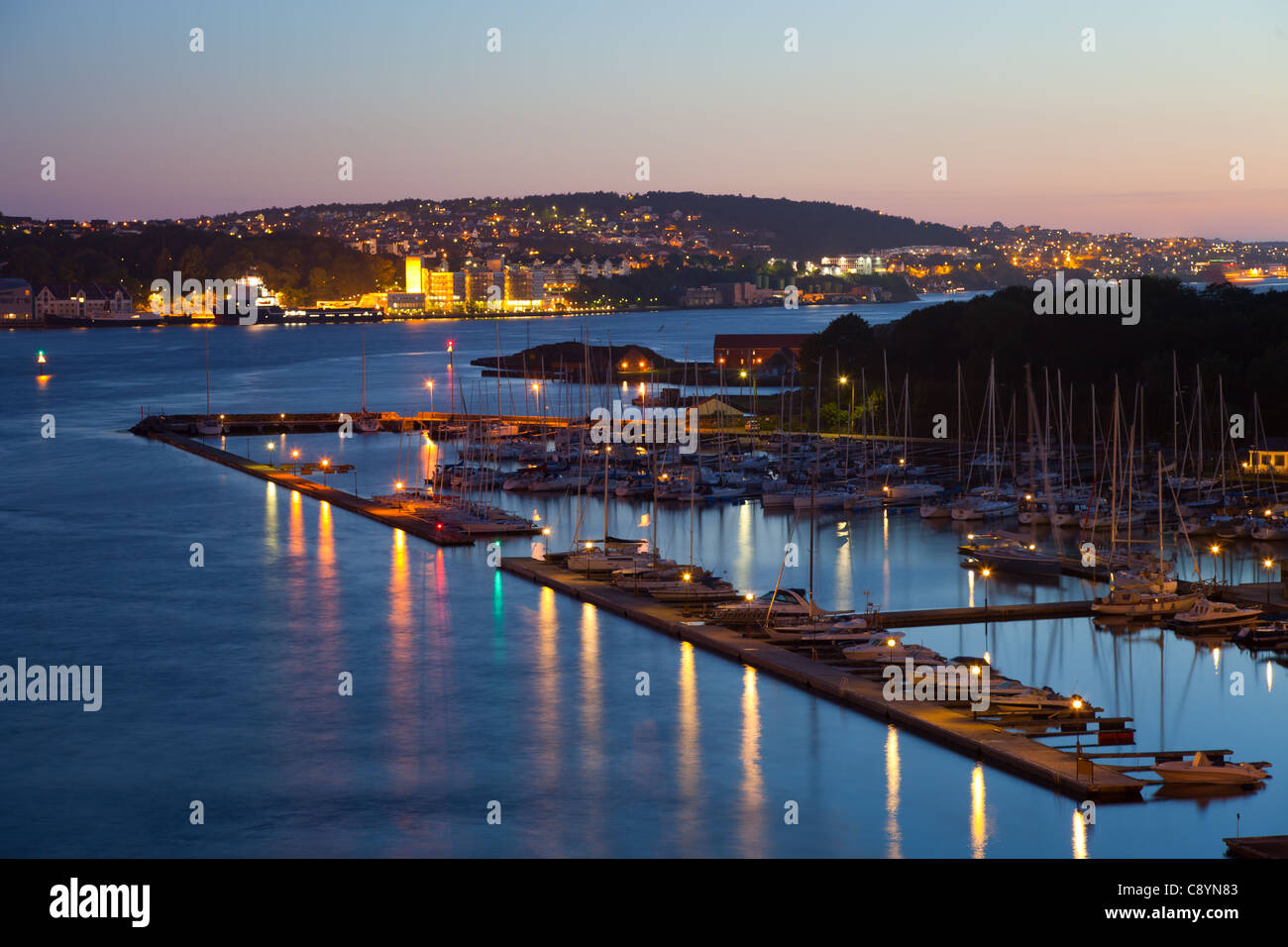 Marina de Stavanger, Norvège, la nuit. Banque D'Images