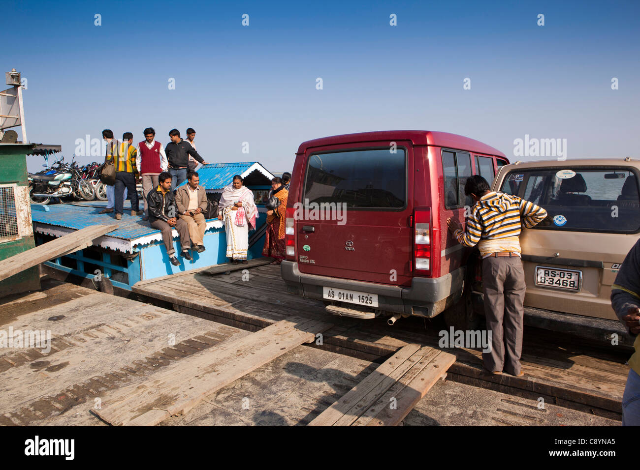 L'Inde, Assam, Jorhat, conduite de voiture sur le petit ferry crossing Brahmapoutre à Majuli Island Banque D'Images