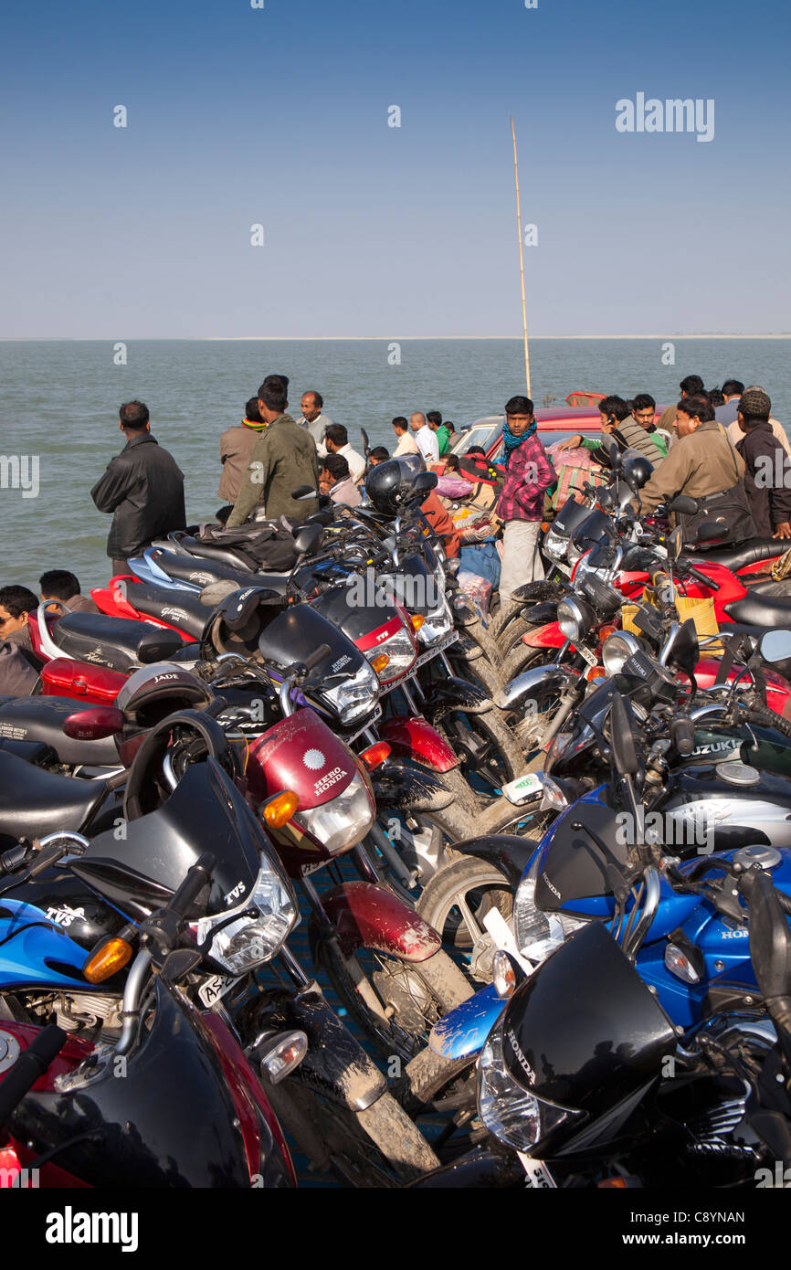 L'Inde, Assam, Jorhat, dangereusement surchargé de passagers et voiture boat crossing Brahmapoutre à Majuli Island Banque D'Images
