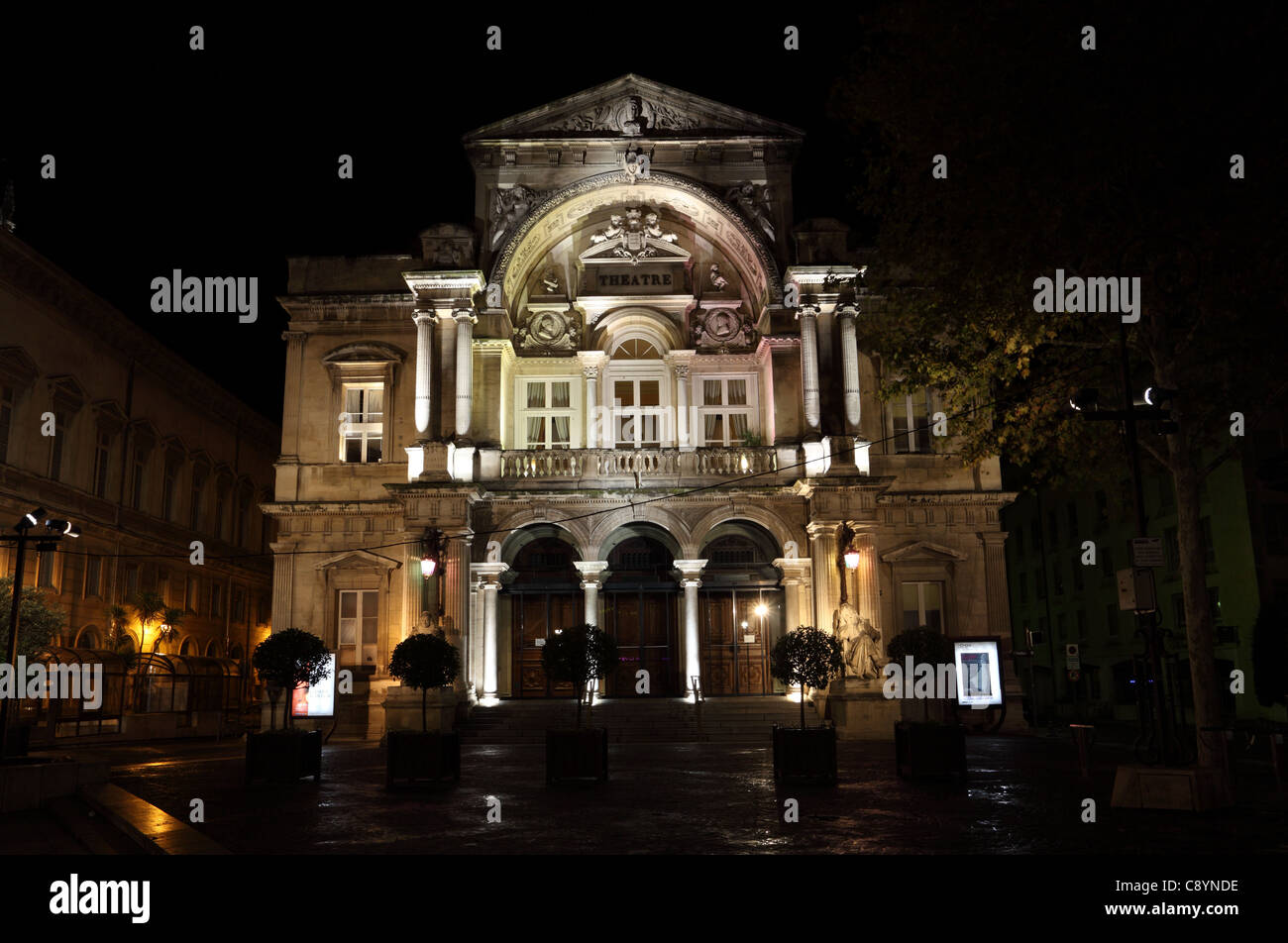 Théâtre d'Avignon est éclairée la nuit, France Banque D'Images