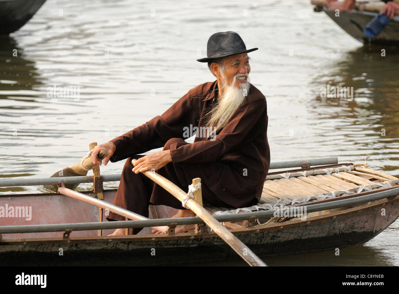 L'Asie, Vietnam, Tam Coc près de Ninh Binh. Personnes âgées l'homme de la mer vietnamiens à Tam Coc (trois grottes). Pour visiter les trois grottes (Tam Co... Banque D'Images