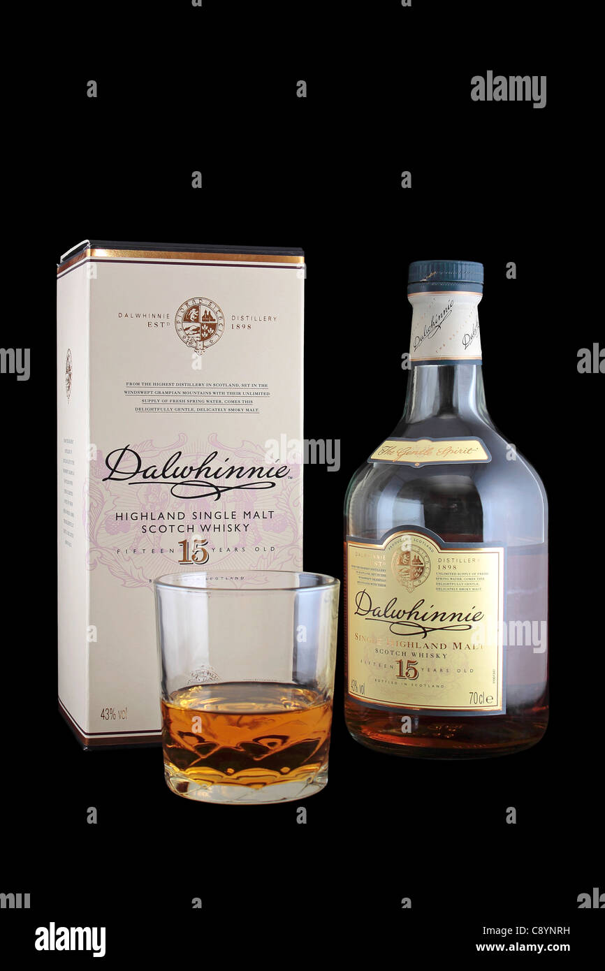 Dalwhinnie 15ans single malt whisky fort, bouteille et verre sur fond noir Banque D'Images