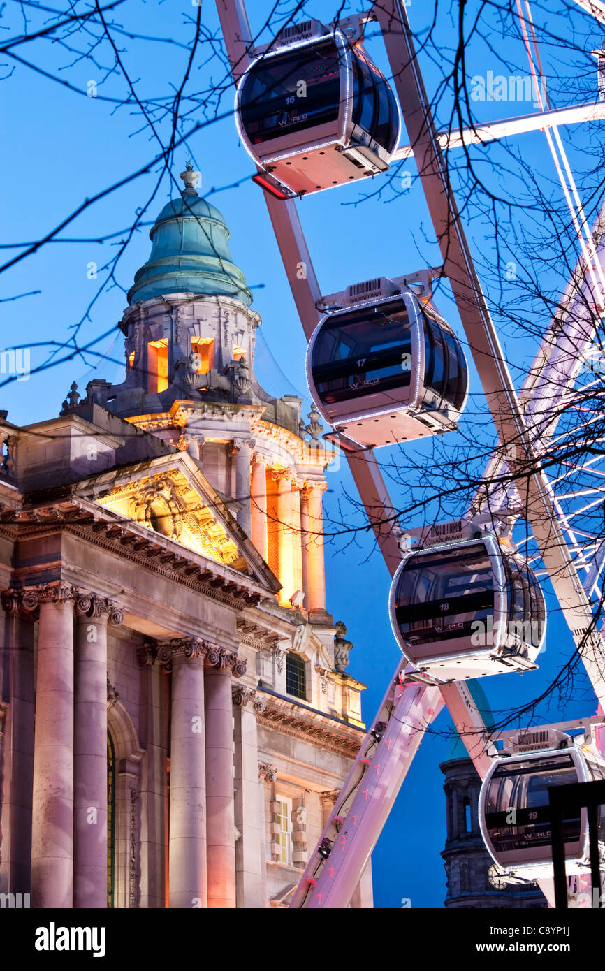 L'allumé roue de Belfast et l'Hôtel de ville la nuit, l'Irlande du Nord Banque D'Images