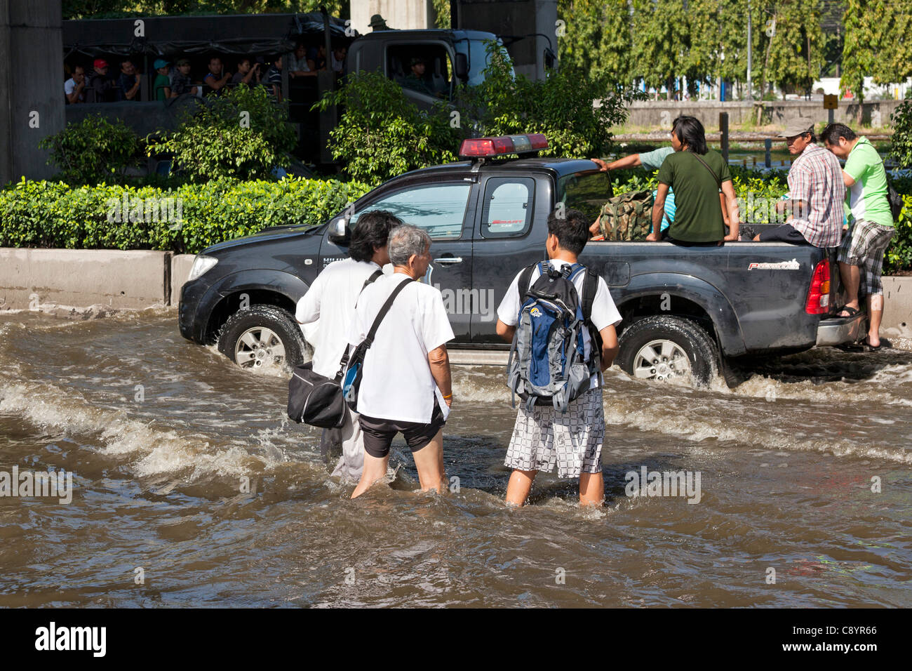 Les réfugiés de se perdre dans des eaux d'inondation en centre-ville de Bangkok, Thaïlande Banque D'Images