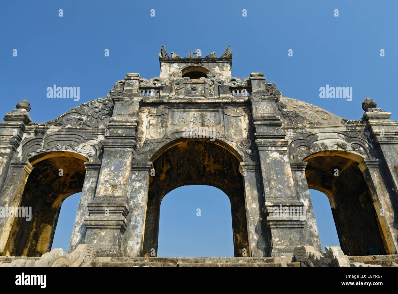 L'Asie, Vietnam, Hue. Gate à Van Mieu (Temple de la littérature). Désigné site du patrimoine mondial de l'UNESCO en 1993, Hué est honoré... Banque D'Images
