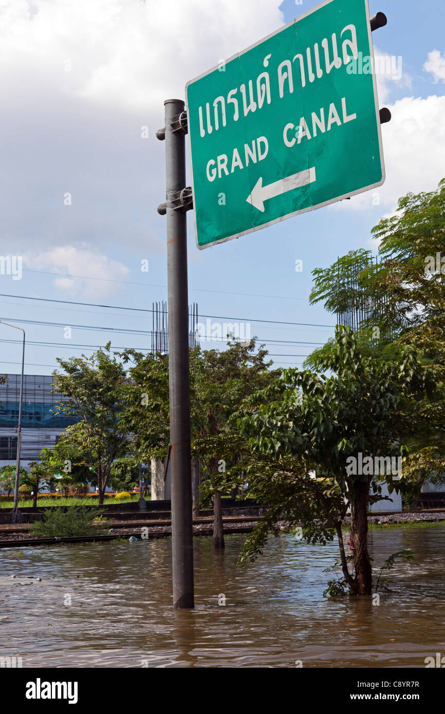 Panneaux de circulation submergée sous l'eau d'inondation en centre-ville de Bangkok, Thaïlande Banque D'Images