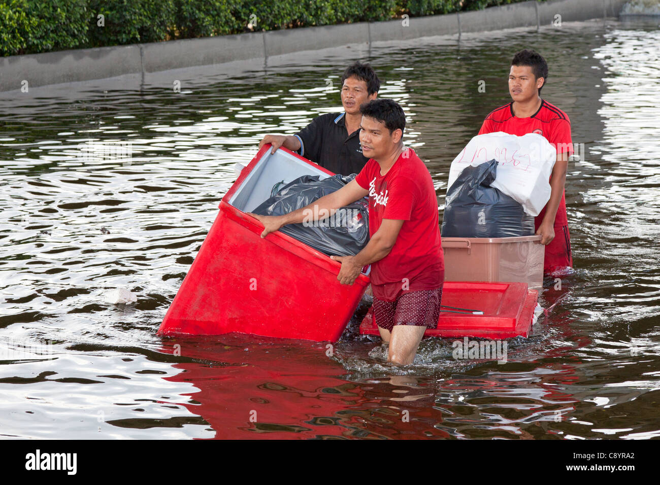 Personnes pataugeant dans l'eau d'inondation en centre-ville de Bangkok, Thaïlande Banque D'Images