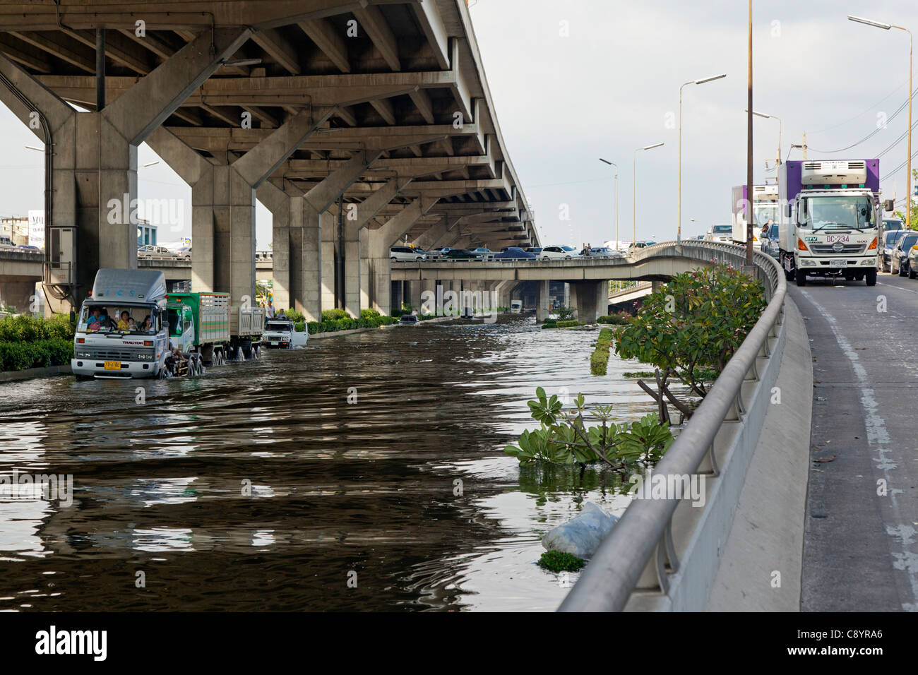 Réseau routier et le pont sous l'eau d'inondation en centre-ville de Bangkok, Thaïlande Banque D'Images
