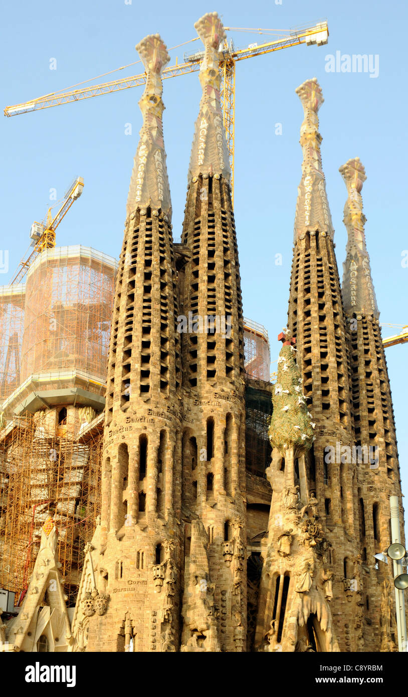 Les tours de la façade de la Nativité, Basílica y Templo Expiatorio de la Sagrada Familia, Barcelone, Espagne Banque D'Images