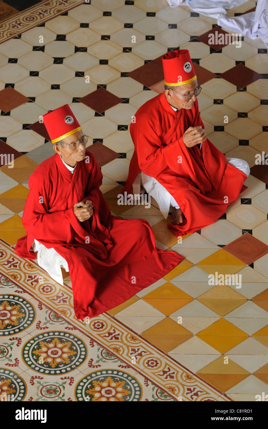 L'Asie, Vietnam, Tay Ninh, nr. Ho Chi Minh Ville (Saigon). Saint-siège caodaïste de Tay Ninh. Les Cao Dai cérémonie dans la salle de prière de t... Banque D'Images