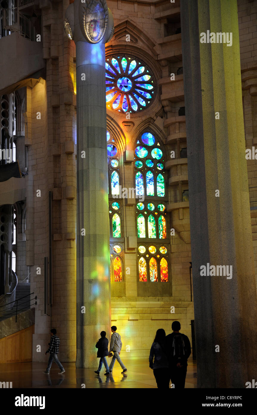 Vitrail dans la Basílica y Templo Expiatorio de la Sagrada Familia, Barcelone, Espagne Banque D'Images