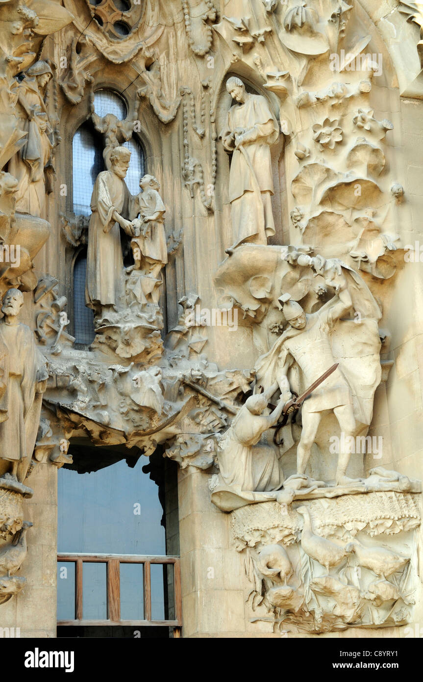 Façade de la Nativité, le meurtre d'enfants par Hérode, Basílica y Templo Expiatorio de la Sagrada Familia, Barcelone, Espagne. Banque D'Images