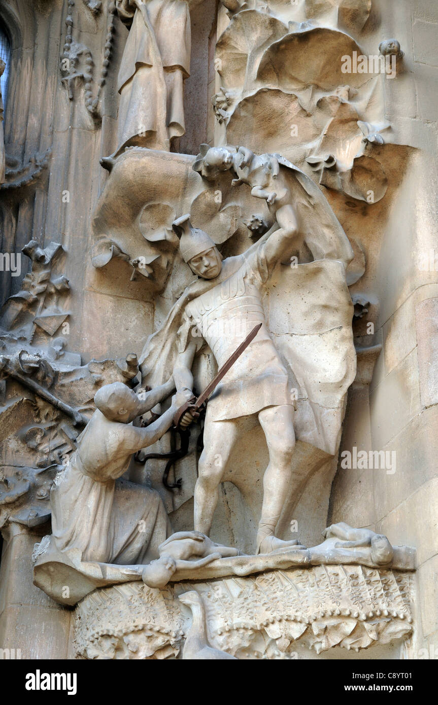 Façade de la Nativité, le meurtre d'enfants par Hérode, Basílica y Templo Expiatorio de la Sagrada Familia, Barcelone, Espagne. Banque D'Images